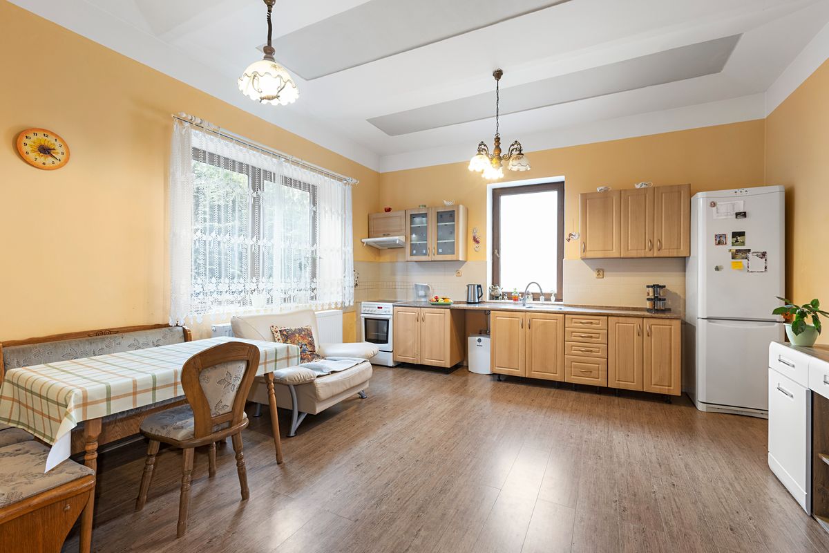 Prodej rodinného domu 143 m², pozemek 1619 m² – fotografie 2
