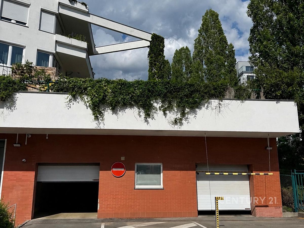 Pronájem garážového stání 15 m²