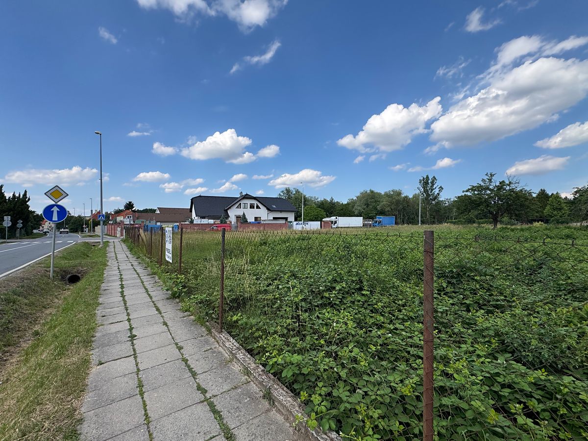Prodej stavebního pozemku 691 m² – fotografie 3