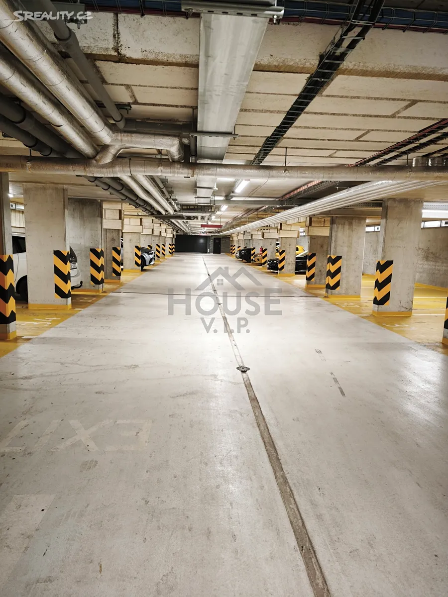 Pronájem garážového stání 12 m², Praha