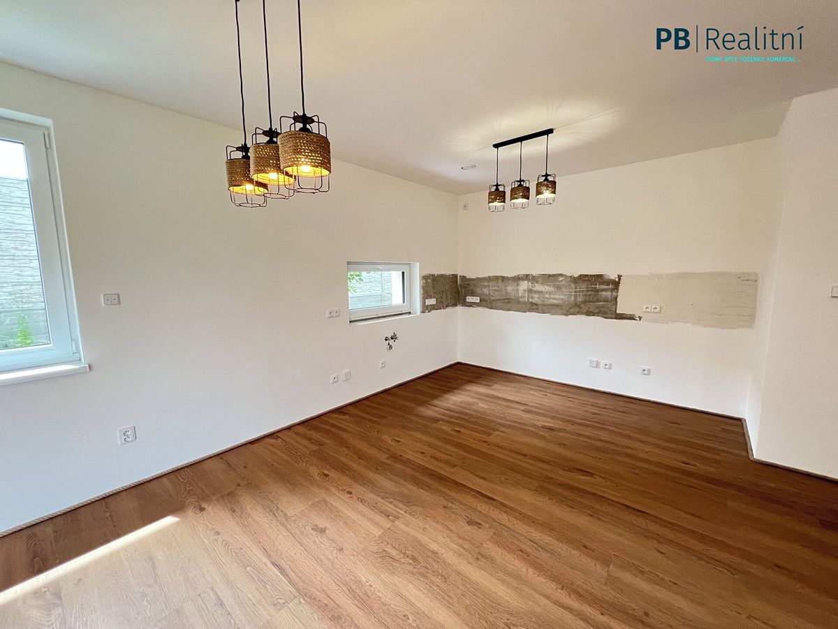 Prodej rodinného domu 145 m², pozemek 1386 m² – fotografie 3