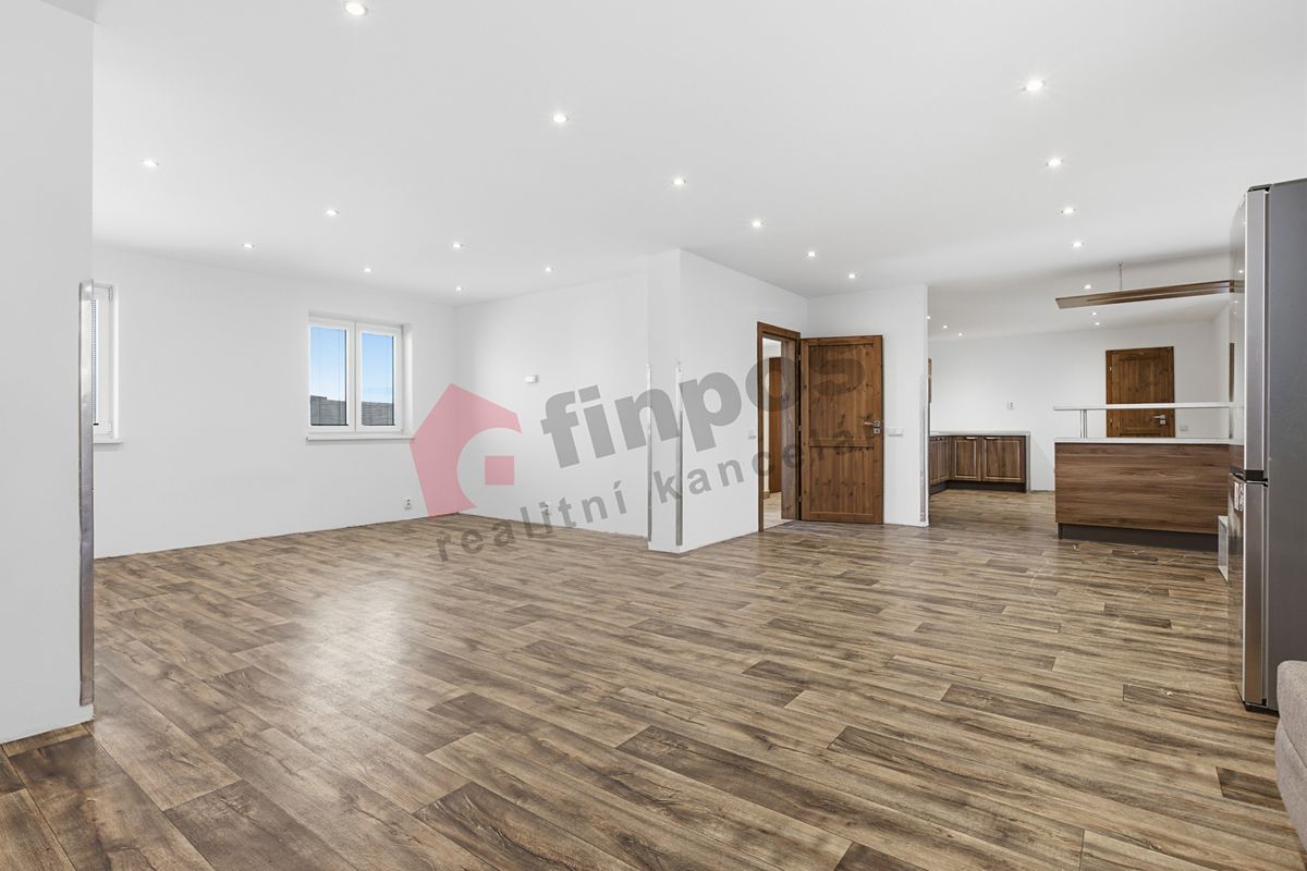 Prodej rodinného domu 282 m², pozemek 409 m² – fotografie 3