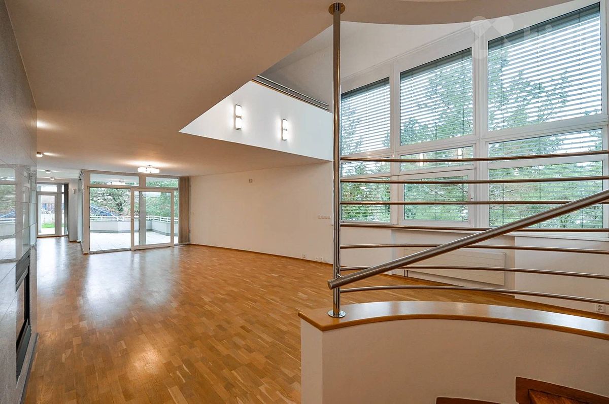 Pronájem rodinného domu 379 m², pozemek 572 m² – fotografie 5