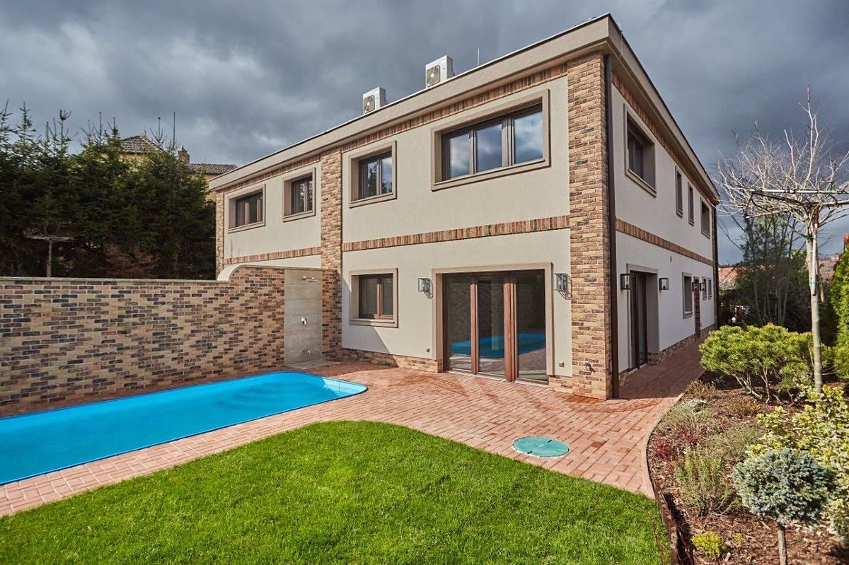 Pronájem rodinného domu 184 m², pozemek 432 m², Praha – fotka 1 z 3