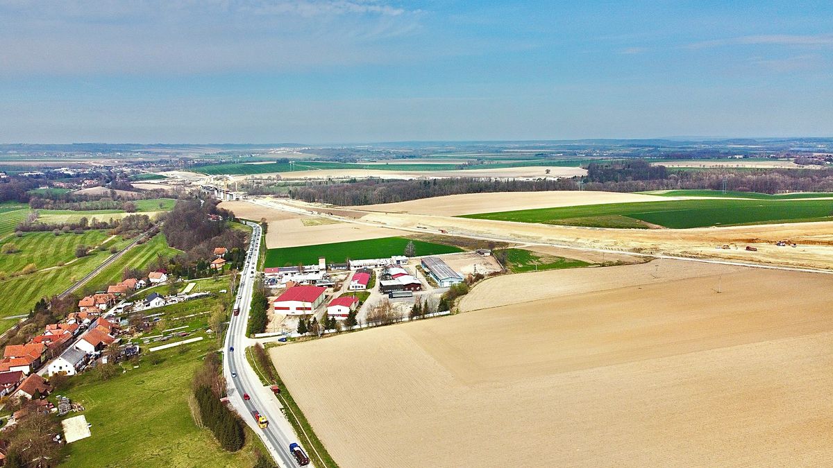 Prodej komerčního pozemku 30000 m² – fotografie 3