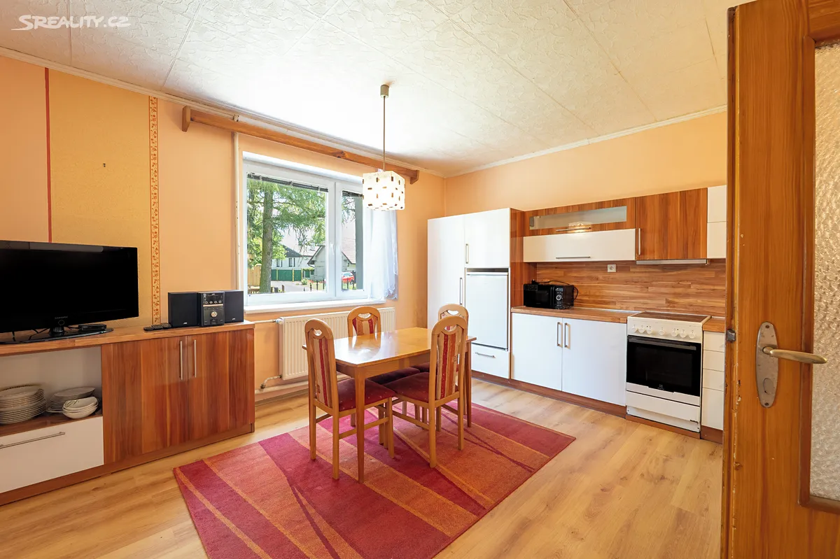 Prodej rodinného domu 194 m², pozemek 1073 m² – pohled 5