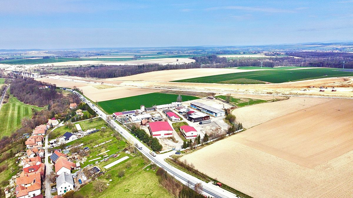 Prodej komerčního pozemku 15000 m² – fotografie 3