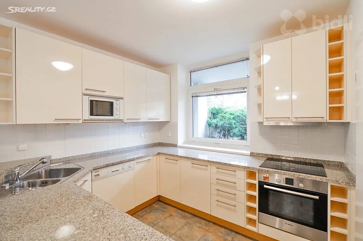 Pronájem rodinného domu 379 m², pozemek 572 m² – pohled 6