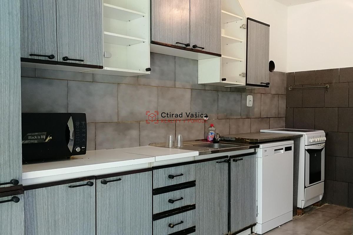 Prodej rodinného domu 200 m², pozemek 900 m² – fotografie 3