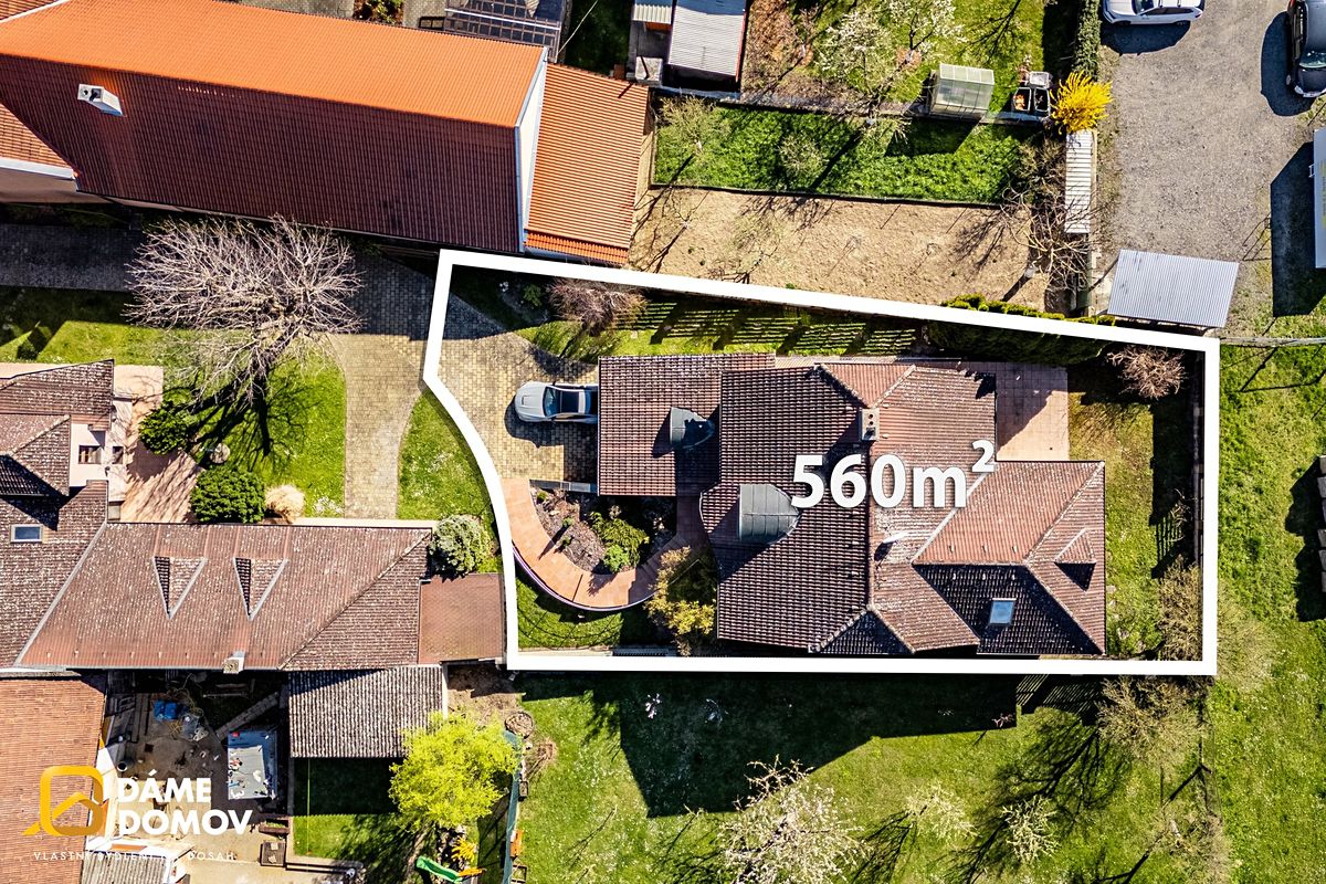 Prodej rodinného domu 250 m², pozemek 560 m² – fotografie 2