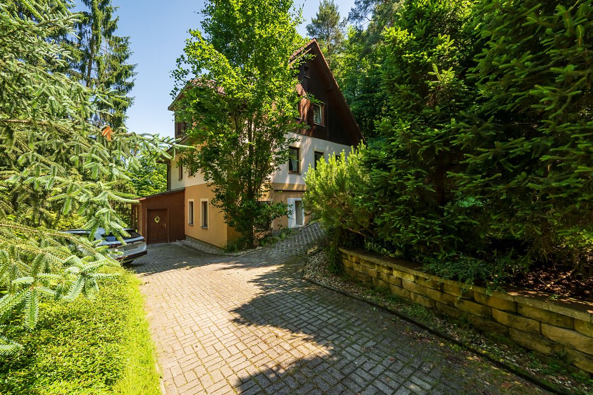 Prodej rodinného domu 336 m², pozemek 1629 m²