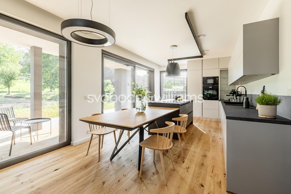Prodej rodinného domu 199 m², pozemek 838 m²