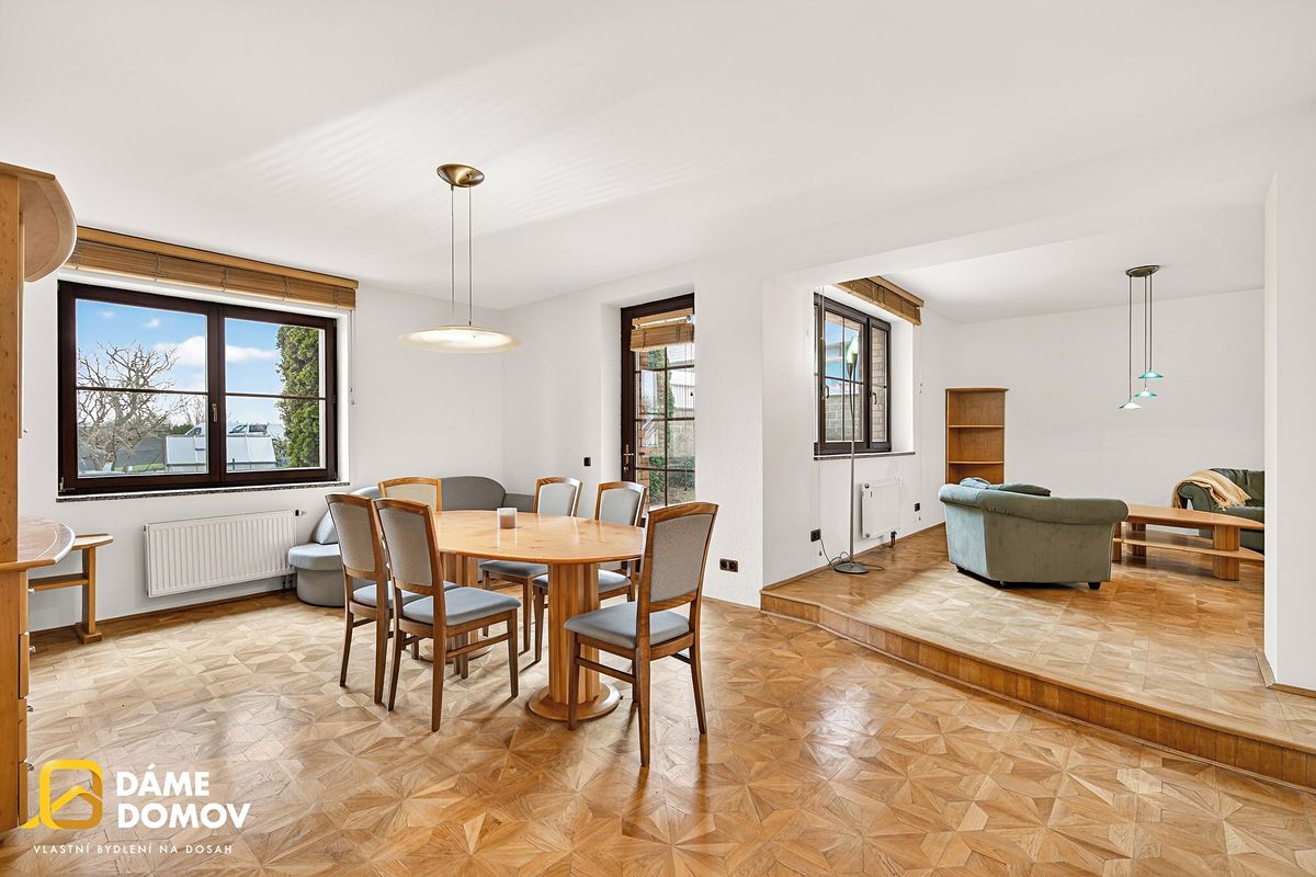 Prodej rodinného domu 250 m², pozemek 560 m² – fotografie 4