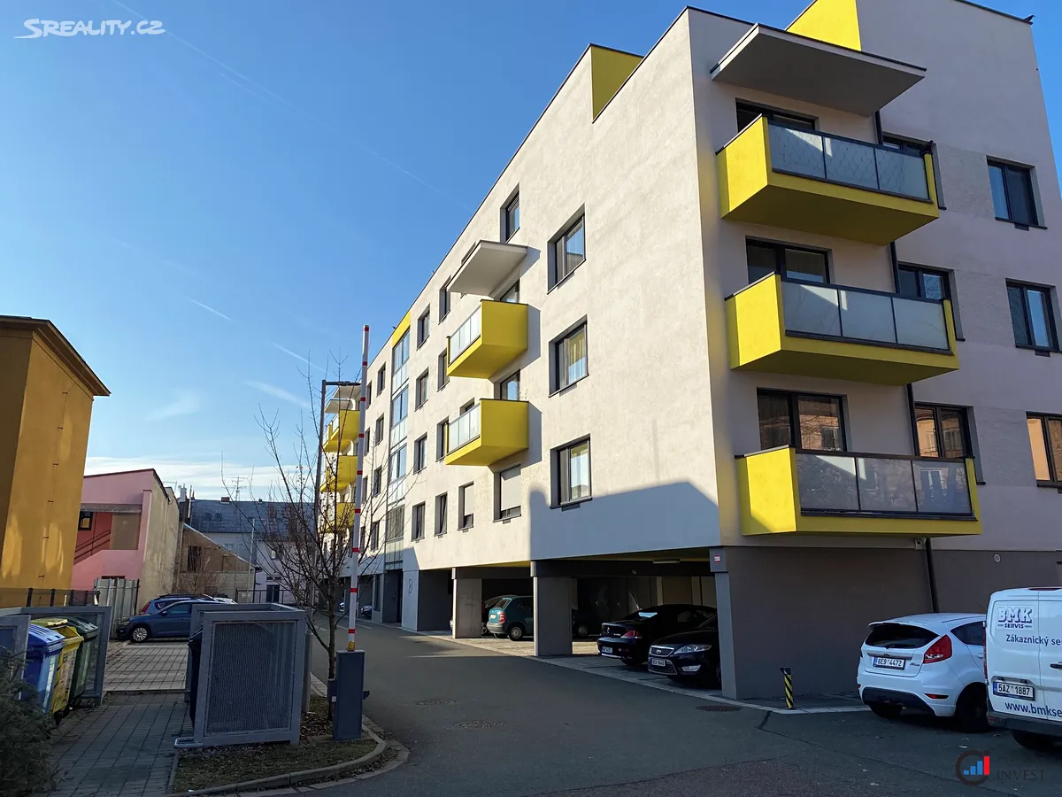 Pronájem garážového stání 16 m² – pohled 2