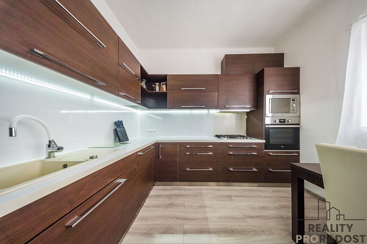 Prodej vícegeneračního domu 242 m², pozemek 430 m² – fotografie 4