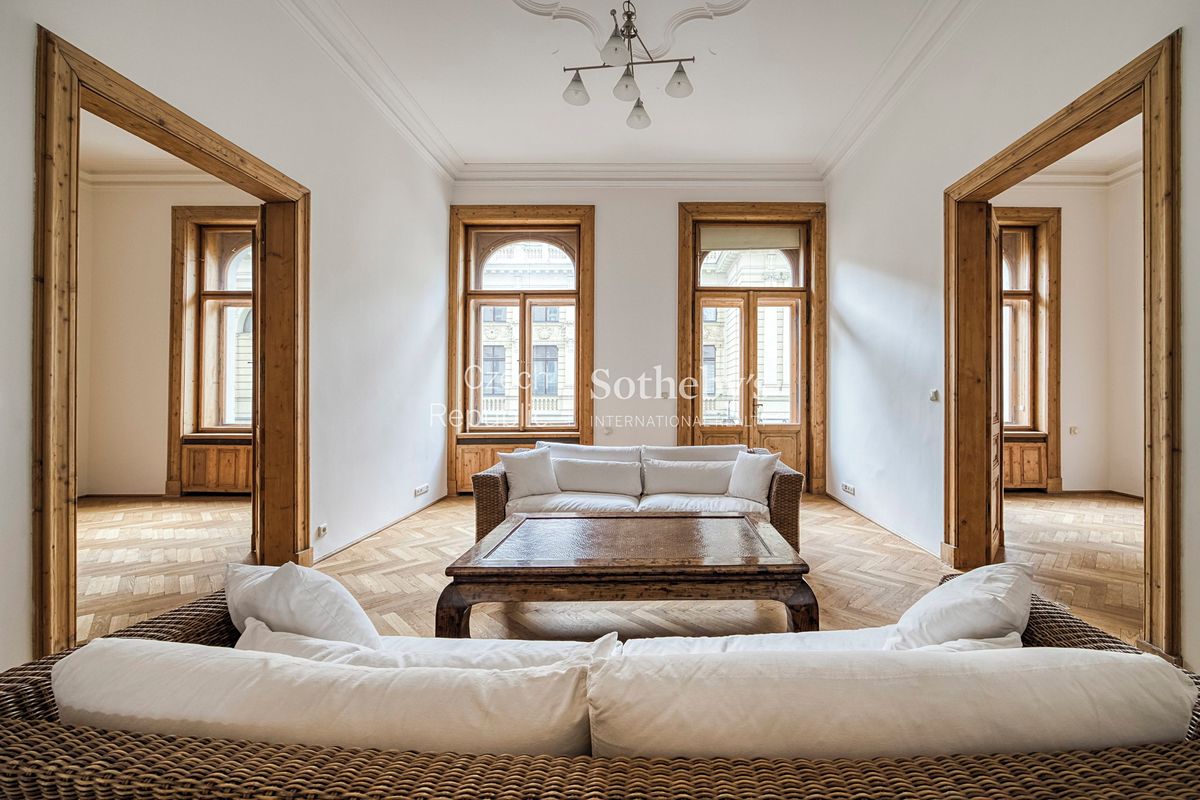 Pronájem bytu 6 pokojů a více 255 m²