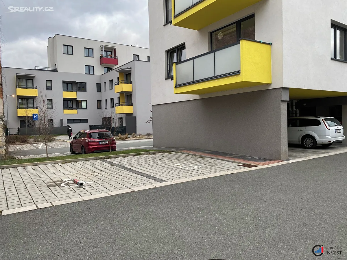 Pronájem garážového stání 16 m², Pardubice