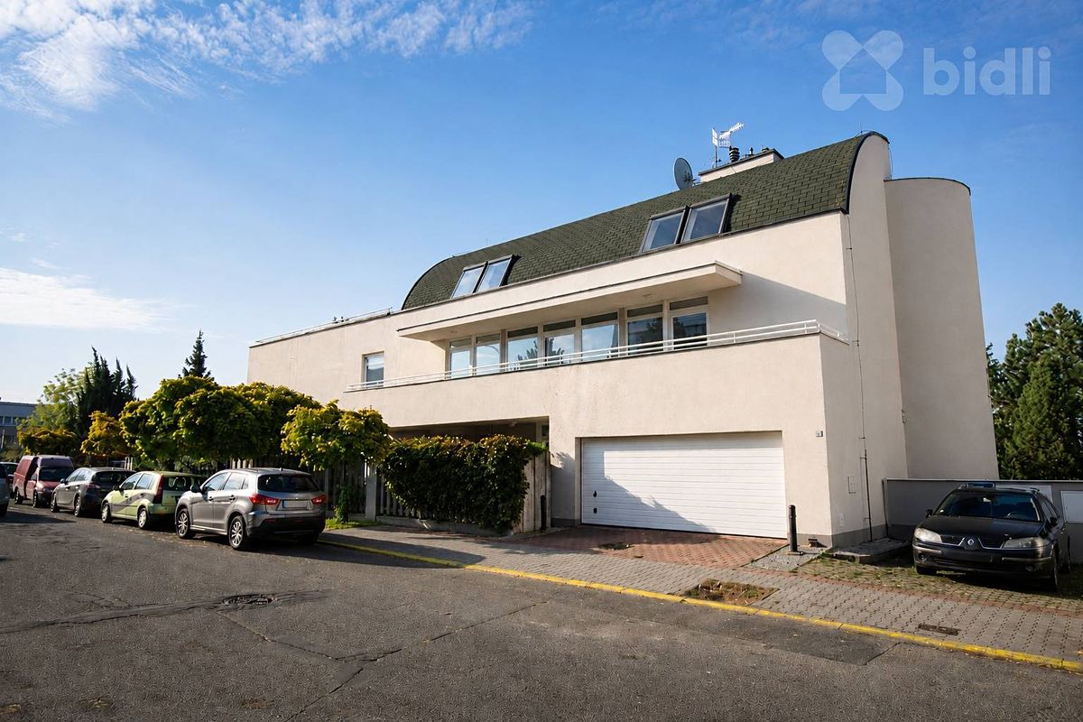 Pronájem rodinného domu 379 m², pozemek 572 m² – fotografie 4