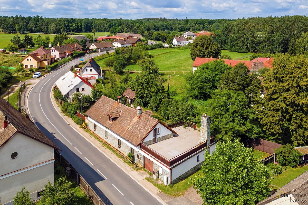Prodej rodinného domu 206 m², pozemek 675 m² – fotografie 2