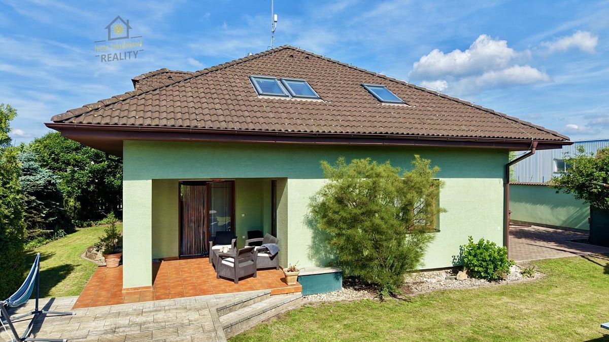 Prodej rodinného domu 220 m², pozemek 842 m² – fotografie 3