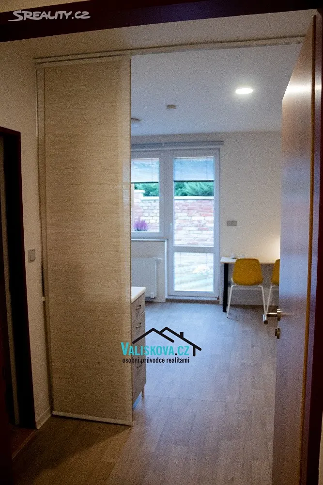 Pronájem bytu 1+kk 28 m² – pohled 4