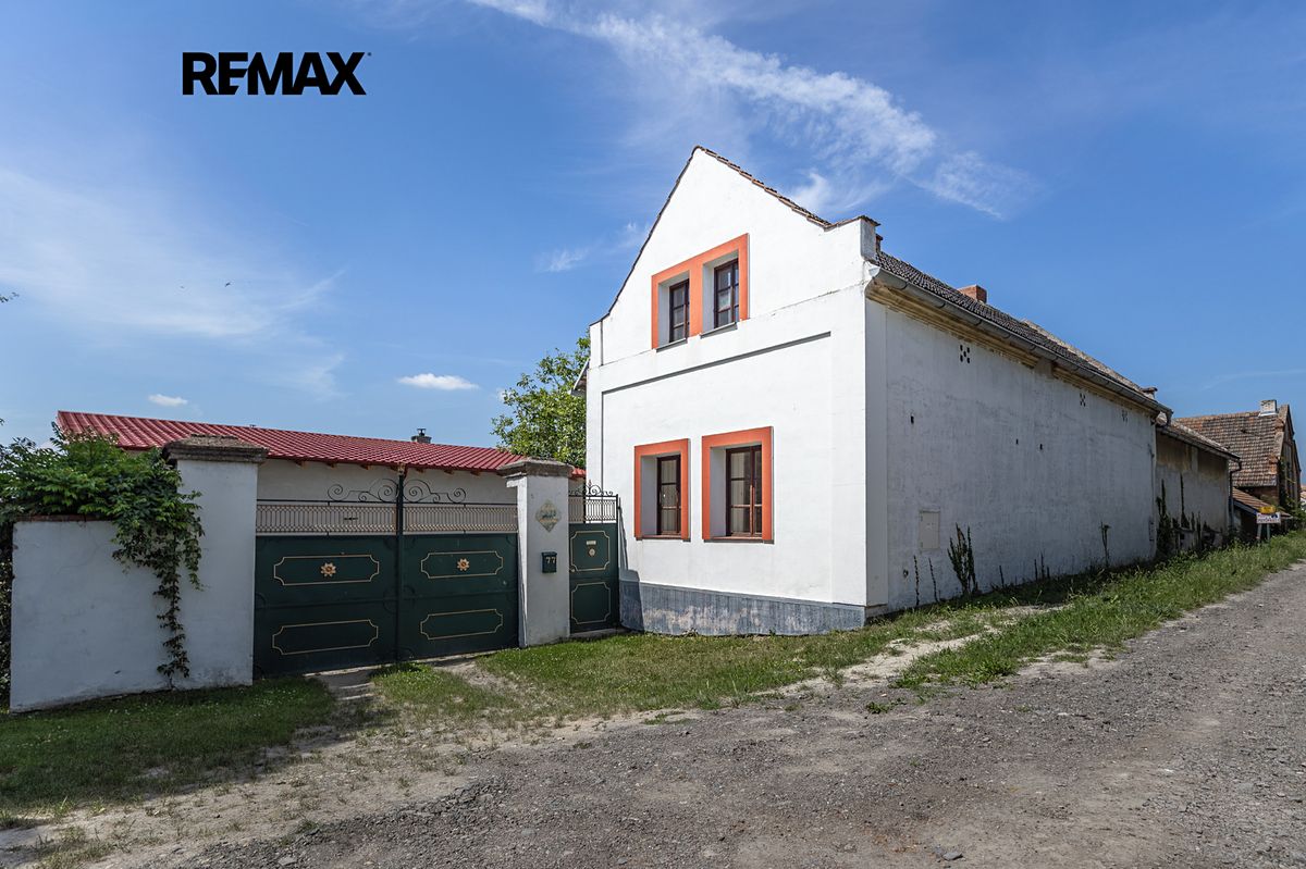 Prodej rodinného domu 450 m², pozemek 2573 m² – fotografie 3