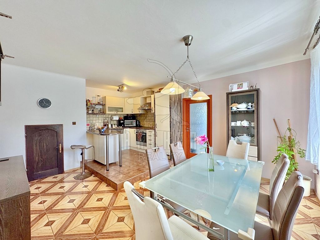 Prodej rodinného domu 165 m², pozemek 889 m² – fotografie 2