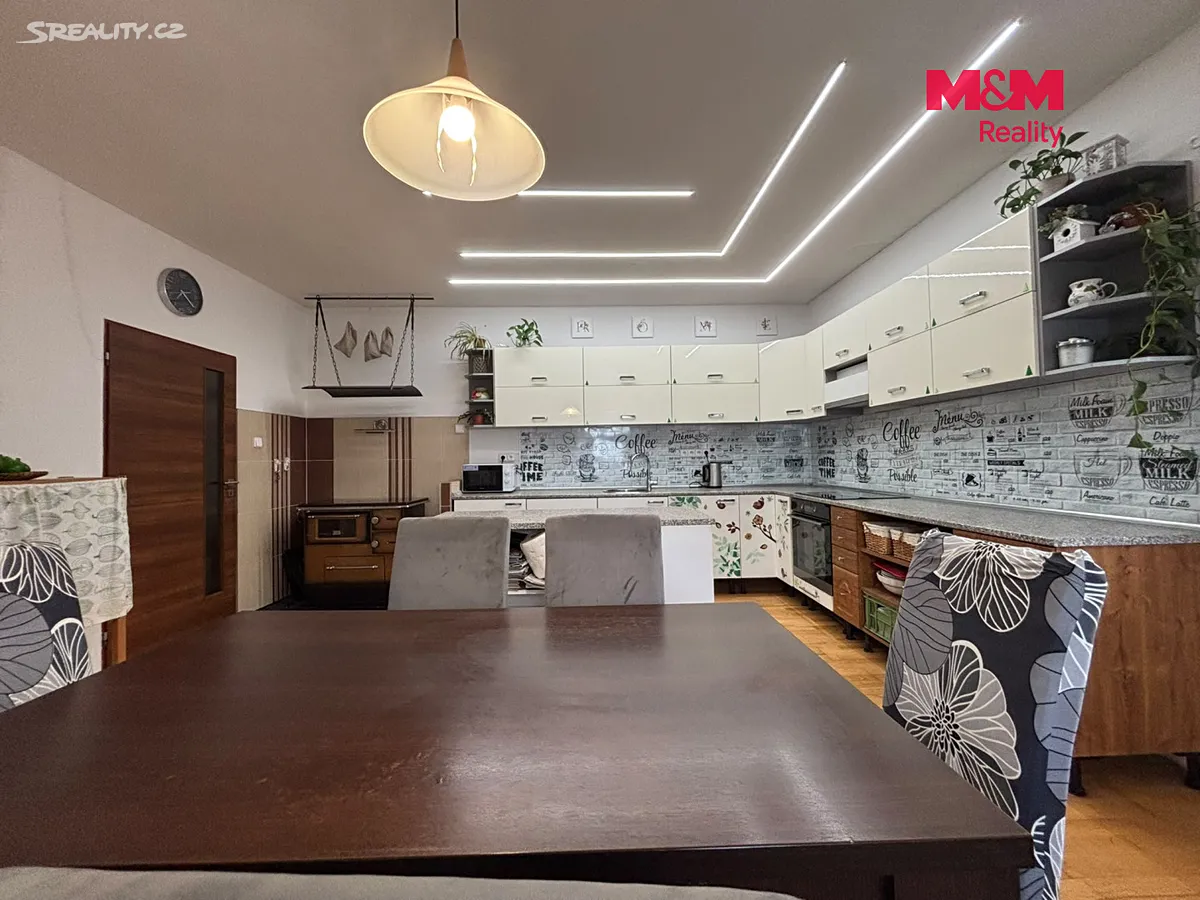 Prodej rodinného domu 210 m², pozemek 598 m² – pohled 3