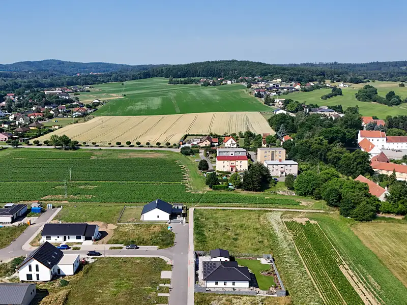 Prodej stavebního pozemku 762 m², Lešany – náhled fotky 2
