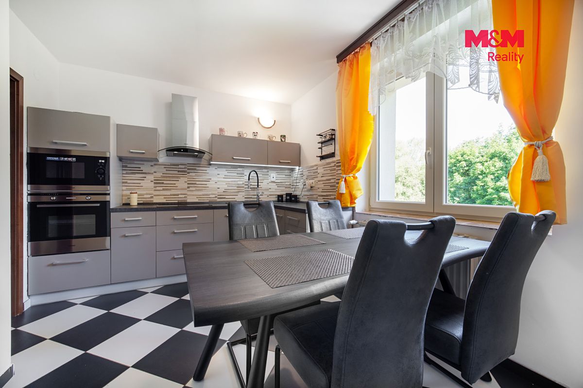 Prodej rodinného domu 300 m², pozemek 633 m² – fotografie 4