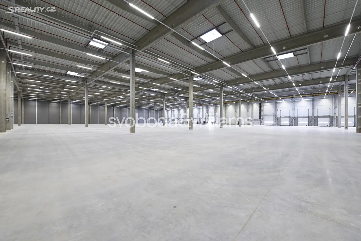 Pronájem výrobní haly, prostoru 7823 m², Pardubice