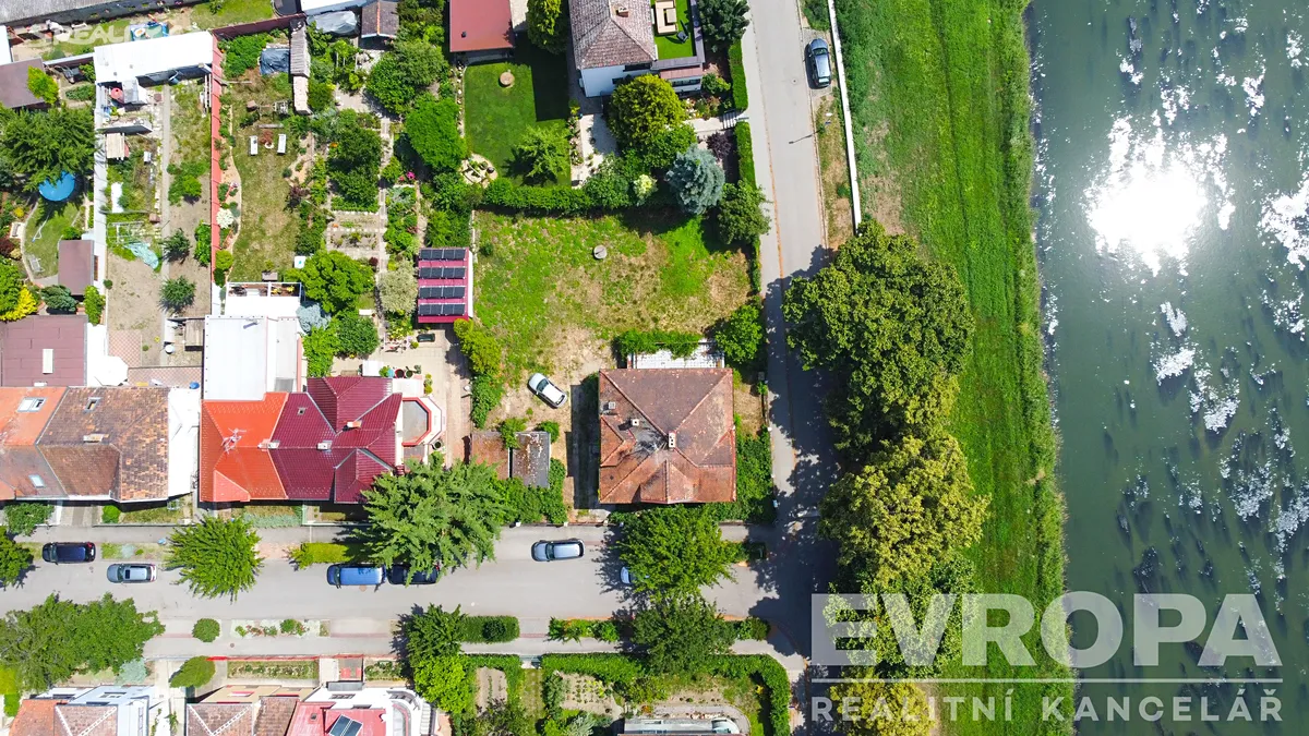 Prodej rodinného domu 300 m², pozemek 826 m² – pohled 3