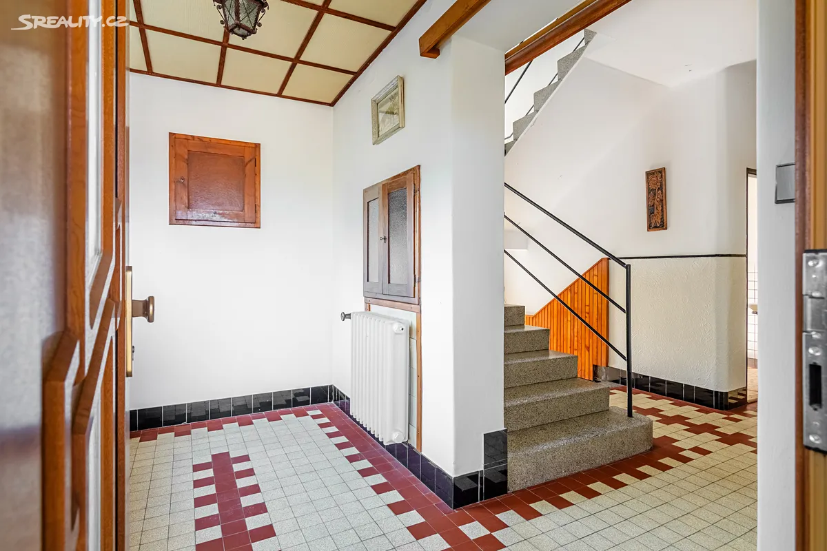 Prodej rodinného domu 330 m², pozemek 1142 m² – pohled 5