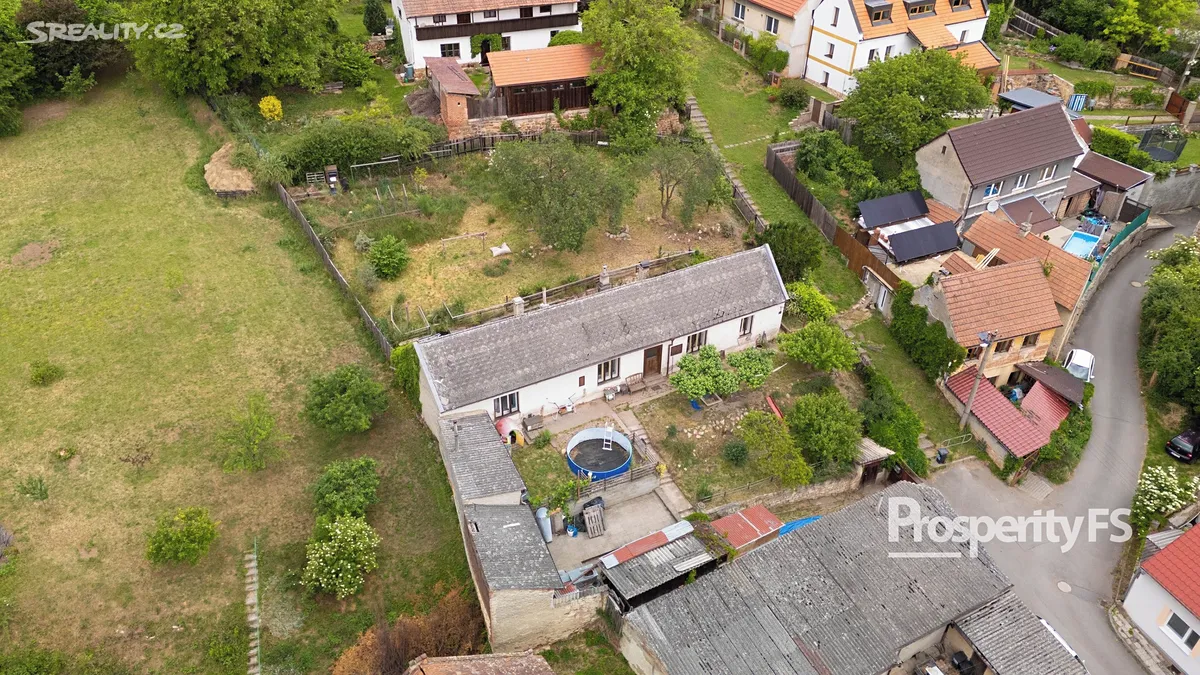 Prodej rodinného domu 297 m², pozemek 972 m² – pohled 2