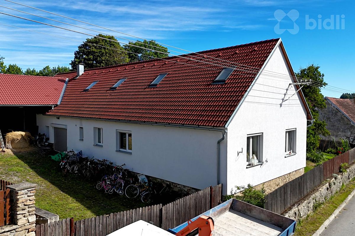Prodej rodinného domu 415 m², pozemek 888 m² – fotografie 2