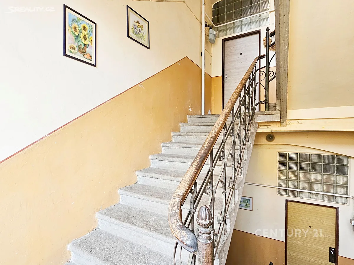 Pronájem bytu 2+1 62 m² – pohled 2