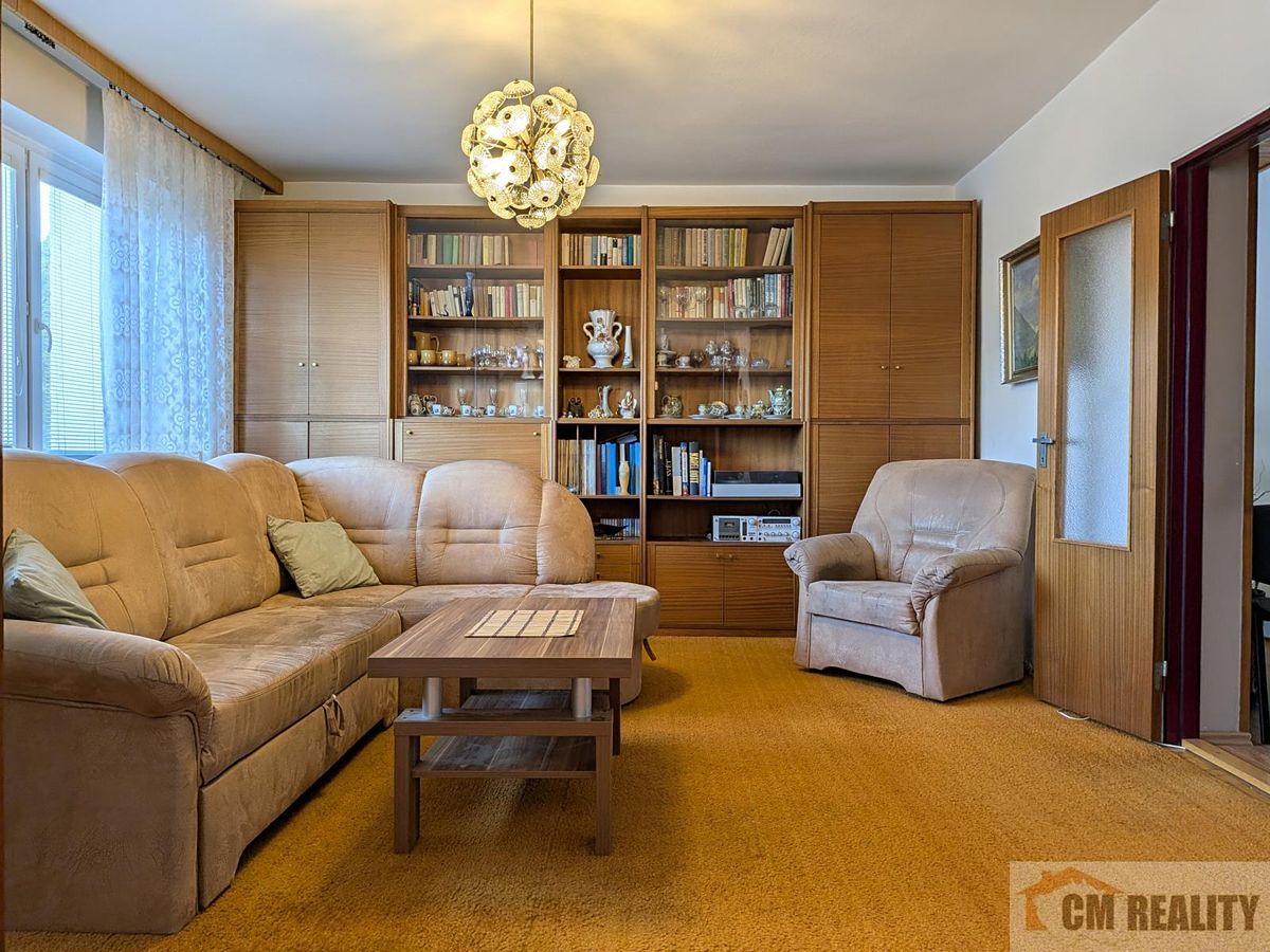 Prodej rodinného domu 230 m², pozemek 379 m² – fotografie 2
