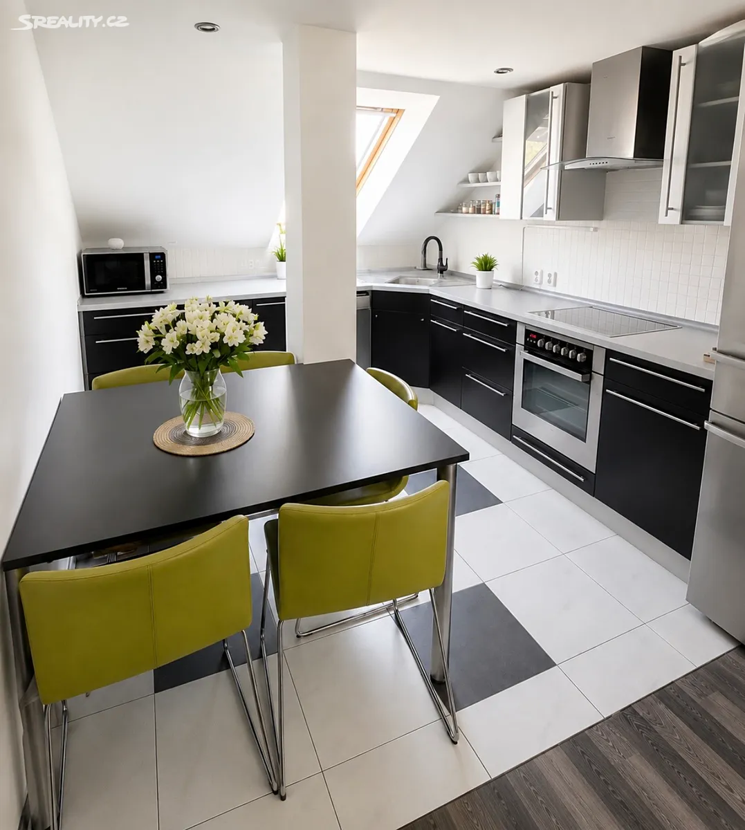 Prodej rodinného domu 196 m², pozemek 255 m² – pohled 2