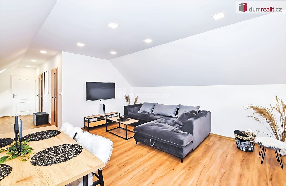 Prodej rodinného domu 210 m², pozemek 1322 m² – fotografie 3