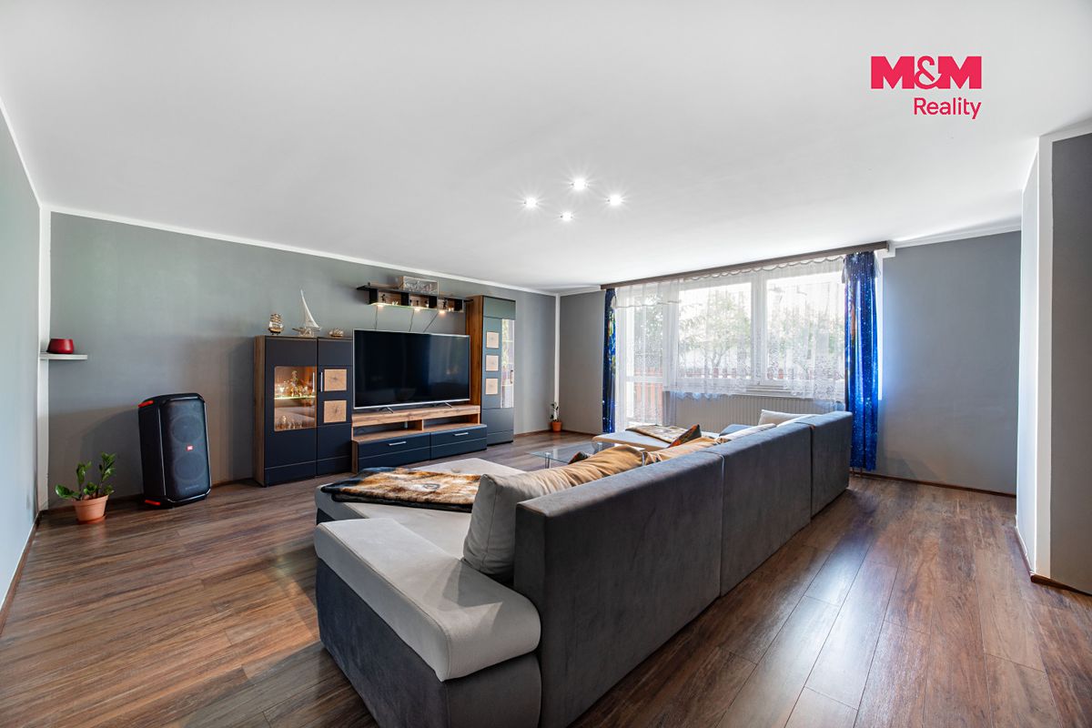 Prodej rodinného domu 300 m², pozemek 633 m² – fotografie 2