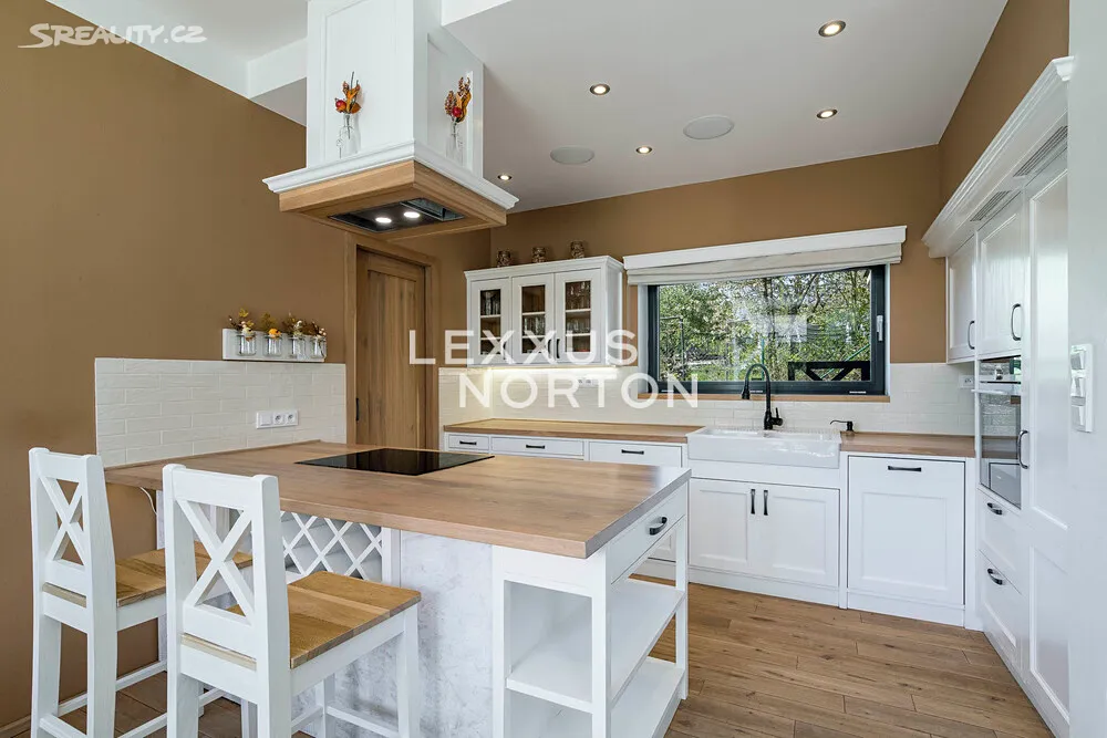 Prodej rodinného domu 199 m², pozemek 599 m² – pohled 3