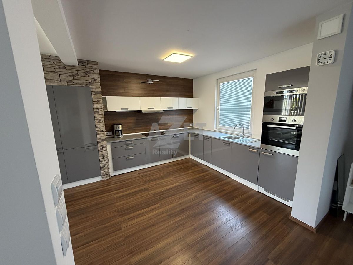Prodej rodinného domu 300 m², pozemek 698 m² – fotografie 2