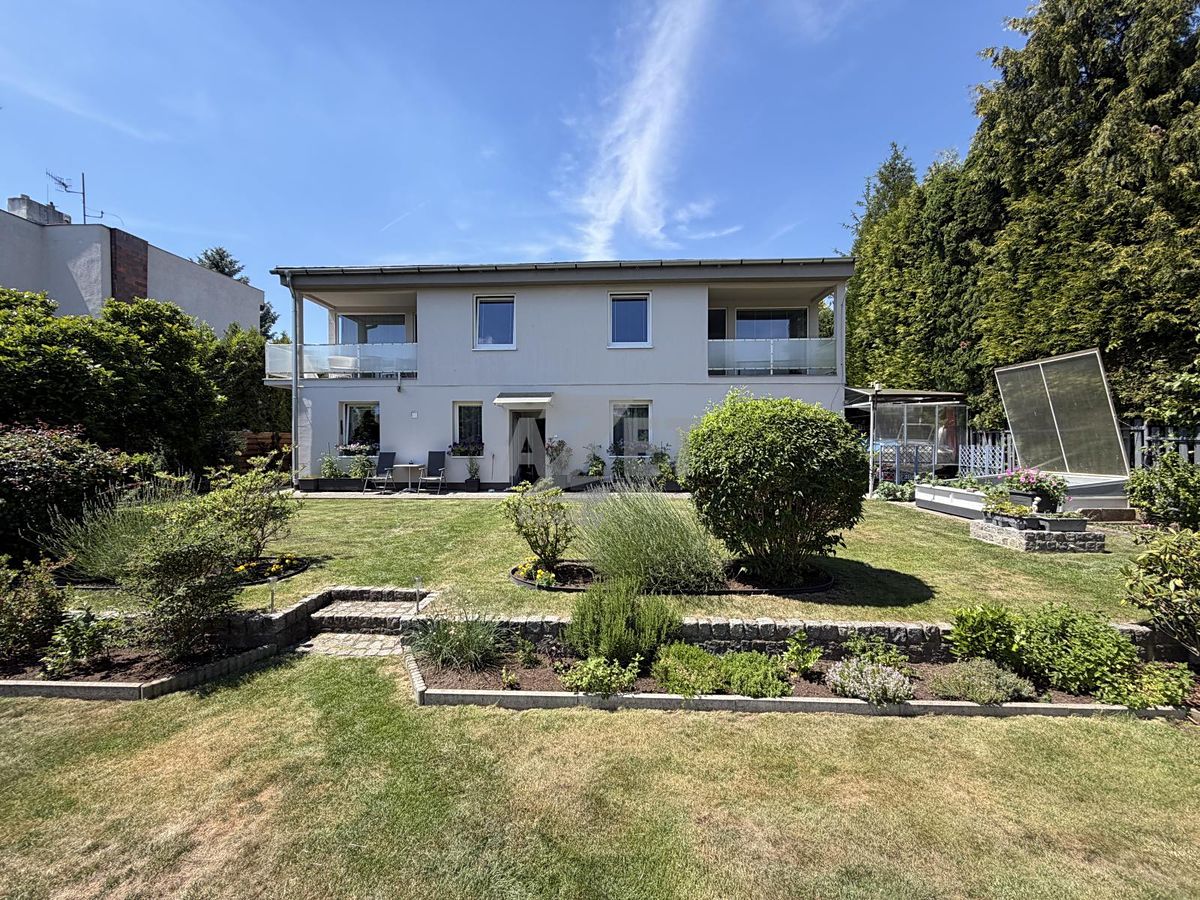 Prodej rodinného domu 300 m², pozemek 698 m²
