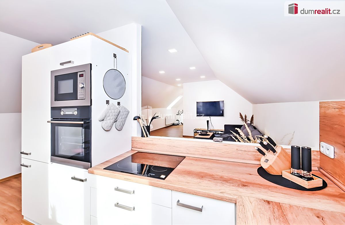 Prodej rodinného domu 210 m², pozemek 1322 m² – fotografie 5