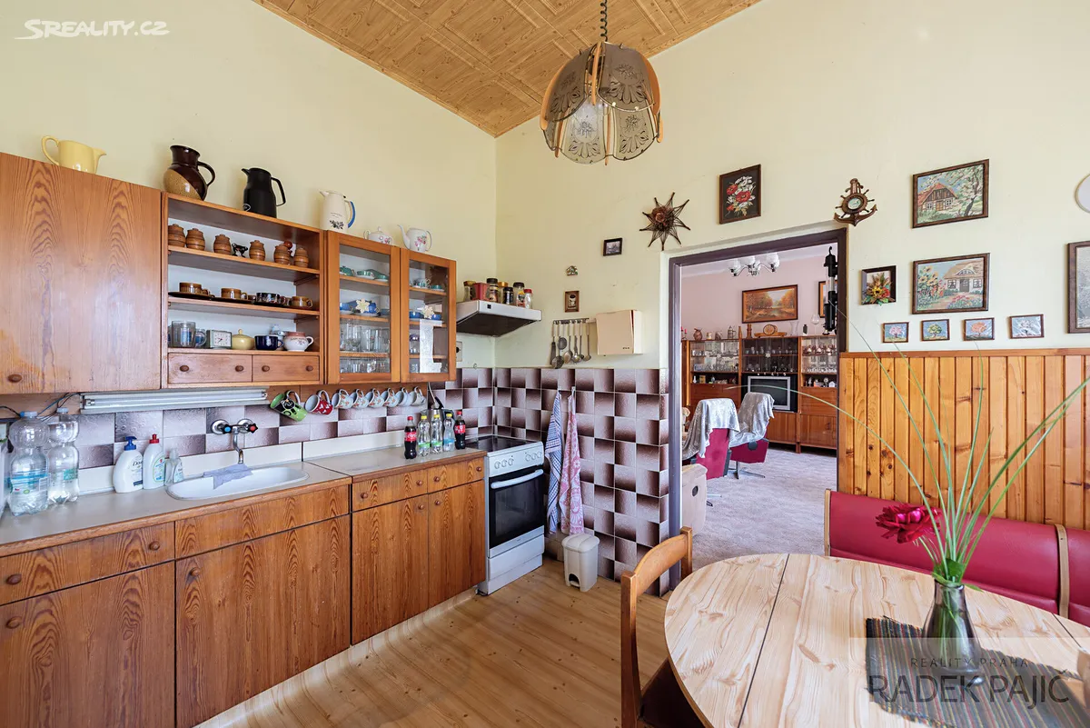 Prodej rodinného domu 218 m², pozemek 1274 m² – pohled 4