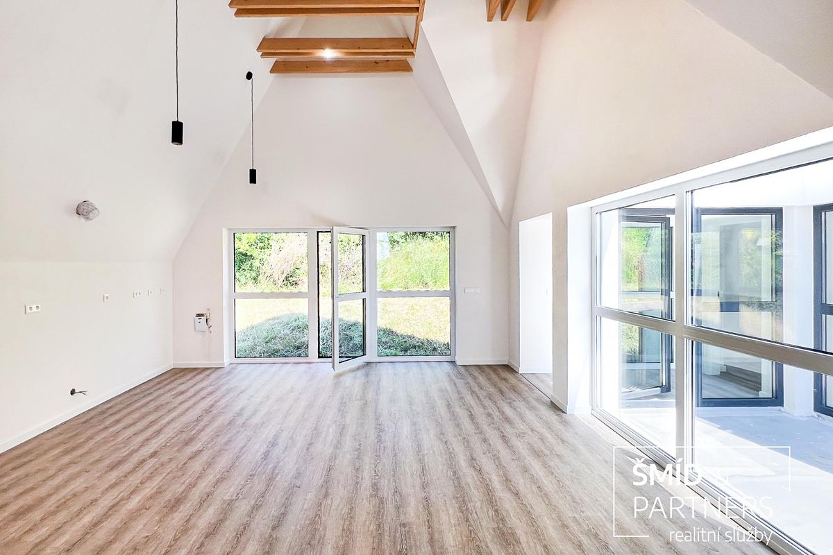 Prodej rodinného domu 230 m², pozemek 448 m² – fotografie 2