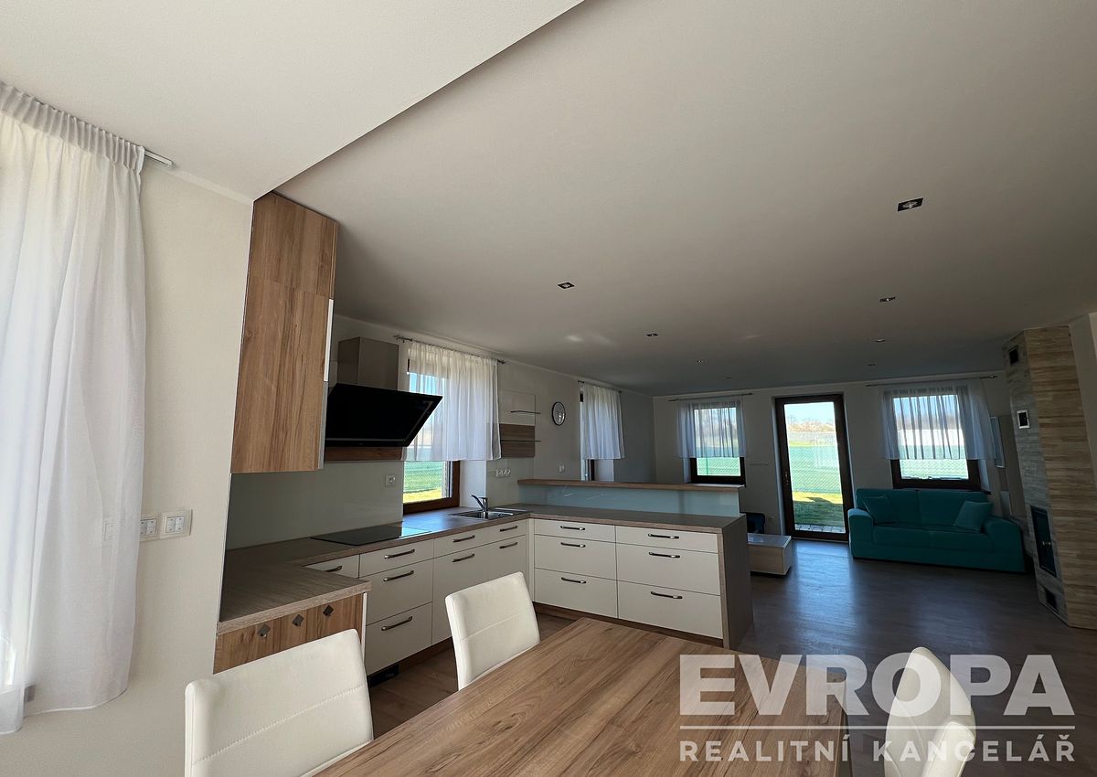 Pronájem rodinného domu 113 m², pozemek 620 m² – fotografie 3