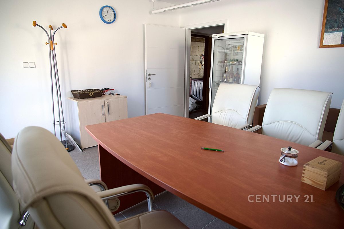 Pronájem komerční nemovitosti 2215 m² – fotografie 3
