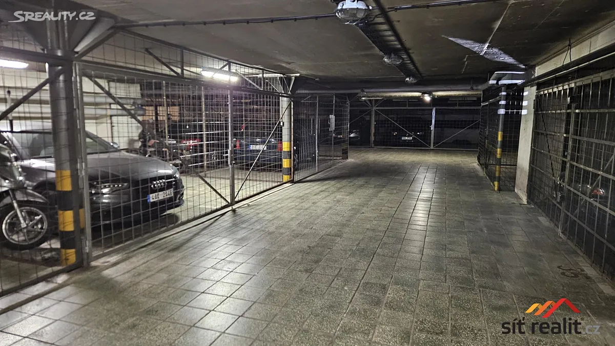 Pronájem garážového stání 21 m² – pohled 5
