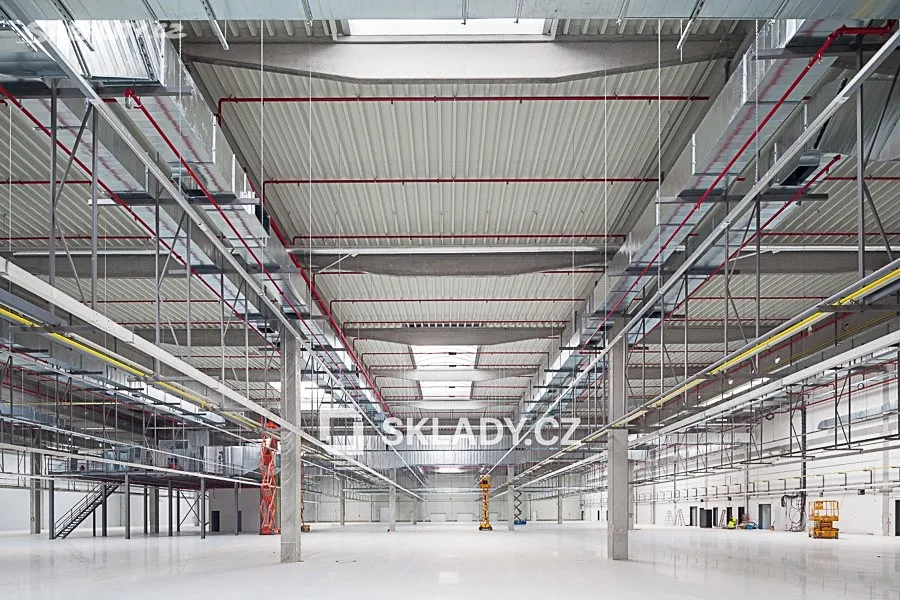 Pronájem skladového prostoru 2150 m² – pohled 2